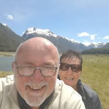 What are the best places to stay near Nelson that have facilities for  caravans and cabins to hire for a family?