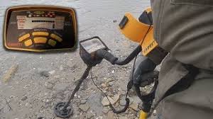 Hello i would like to sell my garrett ace 250 metal detector, like new condition, purchased 2 months ago logged less than 5 hours of practice on it, absolute perfect condition, very well kept, not even any cosmetic scratches, includes all parts, and ships free to anywhere in the unite states. Garrett Ace 250 Metal Detector Wet And Dry Sand Settings Tip Youtube