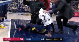 A promising season for the indiana pacers has just come crashing down. Pacers Victor Oladipo Stretchered Off Floor After Suffering Apparent Knee Injury Vs Raptors