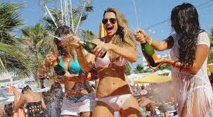 Η lindsay lohan κάνει πάρτυ γενεθλίων με άρωμα ελλάδας! Apisteyta Orgia Sthn Mykono Oi Amartwles Biles Ta Paranoma Parti Oi Xryses Tarifes Kai Oi Bombes Korwnoioy Europost Gr