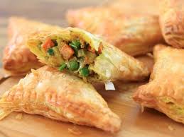 Jika semua bahan sudah tercampur rata, bentuk menjadi bulat pipih. Camilan Populer Singapura Curry Puff Pastel Renyah Isi Kentang Bumbu Kari Indozone Id