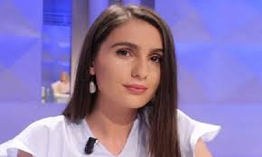 I drejtohet deputetes 20-vjeçare, ironia e deputetes së PD bën bujë:  S'gdhihesh tek shtëpia e Tahirit