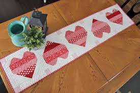 Free Tutorial Jelly Roll Hearts Table Runner Heart Quilt Pattern Quilted Table Runners Crochet Table Runner