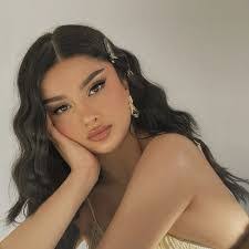 Laura Grimm's Instagram, Twitter & Facebook