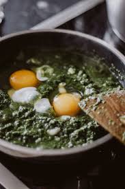 Shakshuka is easy to make if you follow this recipe. Rezept Spinat Fetakase Shakshuka The Daily Dose