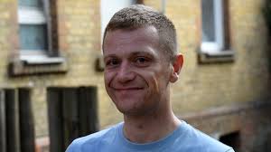 Frau rettet zwei Kinder: Eins fiel aus dem Fenster, eins kam aus dem Feuer 