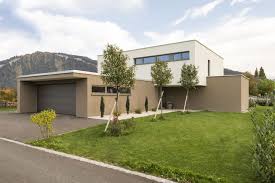 Einfamilienhaus Flachdach Uberdachte Terrasse Massivbau L Form Moderne Architektur L Form Klares De Moderne Architektur Fassade Haus Fassadengestaltung