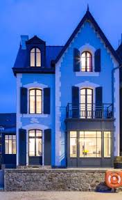 On Voit Les Deux Bow Windows Crees Pour Apporter De La Luminosite Et Le Petit Balcon A L Etage Pour Profiter Maison Bretagne Maison De Maitre Maison Bourgeoise