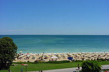 Ein weitläufiger strand mit feinkörnigem, golden schimmerndem sand breitet sich vor dem ort an der ostküste des landes aus. Slatni Pjasazi Wikipedia