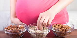 Makanan yang baik untuk ibu hamil 1 bulan. Cemilan Sehat Ibu Hamil 20 Makanan Yang Aman Dikonsumsi Bumil Theasianparent Indonesia