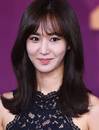 Sao Hàn mắc lỗi trang điểm mặt loang lổ, trắng bệch như... ma