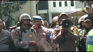 Gambar pak polisi untuk mewarnai. Bikin Merinding Momen Hangat Aparat Polisi Dengan Pendemo Sampai Copot Seragam Merdeka Com