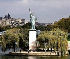 A estátua é vista como ponto turístico e por se constituir um xodó declarado do conhecido veio da havan, empresário fervoroso apoiador do presidente bolsonaro. Conheca A Estatua Da Liberdade Francesa Em Paris Conexao Paris