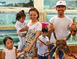 Kini berusia 35 tahun (2019). Sarah Shuib Tinggalkan Anak Demi Kekasih Hiburan Mstar