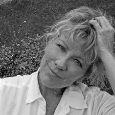 Annie Paquette's Instagram, Twitter & Facebook