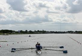 Παρά το σοκ της απώλειας του 33χρονου αθλητή, αλλά και το γεγονός ότι λίγο πριν τον τερματισμό η βρετανική βάρκα μπήκε στη διαδρομή τους, αναγκάζοντάς τους να λοξοδρομήσουν, οι ιταλοί. A8lhtria Ths Kwphlasias Lipo8ymhse Ston Sxinia Sdna