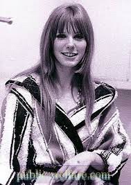 Pamela courson regreso unos dias despues de la muerte de jim y durante 3 años se puso a interpretar una escena de locura al estilo de ofelia. Pamela Courson Jim Morrison S Girlfriend And Muse Biography Cause Of Death Interesting Facts Celebrities 2021