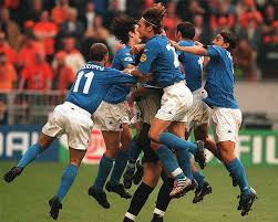 Ab wann gilt der impfpass? Italien Niederlande Bei Der Euro 2000 Toldo Zog Alles Ab Glaubte Dem Numerologen Totti Gab Panenka Aus Und De Boer Kam Zwei Monate Zum Einsatz Francesco Totti Patrick Kluivert Del Piero