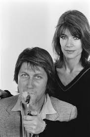 Tout commence lorsque jacques dutronc tombe sous le charme de la beauté fragile de la chanteuse dès le premier regard. Gysembergh Benoit Francoise Hardy Jacques Dutronc Mutualart