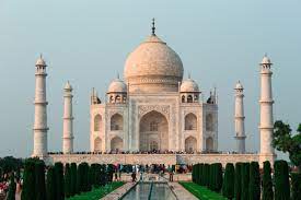 The taj mahal is located on the right bank of the yamuna river in a vast mughal garden that encompasses nearly 17 hectares, in the agra district in uttar the existence of several historical and quaranic inscriptions in arabic script have facilitated setting the chronology of taj mahal. The Taj Mahal Can India Save This Corroding Beauty Discover Magazine