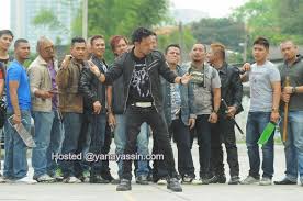 Zizan razak plays abang long fadil, a man who constantly dreams that his life is that of a gangster. Filem Baru Zizan Abang Long Fadil