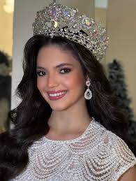 Looks @ceciromeroo in @missgrandinternational ✨ Que Bella junto a la  fabulosa @isanmenin amo a las dos 😍❤️