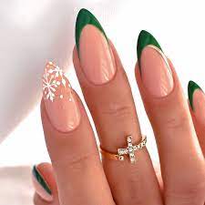 Des ongles de Noël verts avec une french manucure ○ Semilac