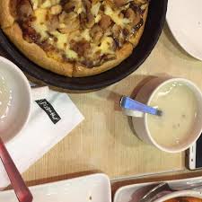 Bakıda pizzanı 30 dəqiqəyə evlərə və ya ofislərə çatdırırıq. Photos At Pizza Hut Tanah Merah Hut