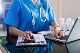 Concepto De Costos Y Tarifas De Atencion Medica La Mano Del Medico Inteligente Utilizo Una Calculadora