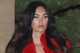 Megan fox is speaking out and setting the record straight after a fake post suggested she made a decision to not wear a mask amid the ongoing coronavirus pandemic. Megan Fox Makes A Statement In Furry Red Coat Latex Leggings Heels Footwear News