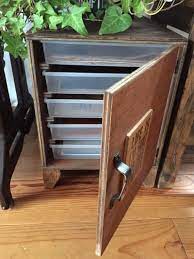 今回は100均 セリア のトレーを使った 書類収納棚のdiyのご紹介 以前に作ったものをサイズを細かく表記した レシピに作り直しました 新学期の学校から来るたっぷりのお手紙や書類も これでスッキリ整理できますよ 100均 diy 手紙 収納 収納