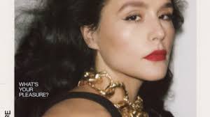 Jessie Ware sigue encandilando en su papel de diva disco en 'Save a Kiss'