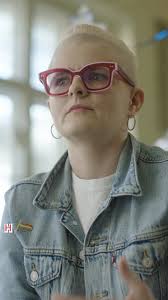 🌈 Wśród queerowych nastolatków aż 7 na 10 czuje się samotnie 🤍, a wielu  zmaga się z przemocą i depresją. 💔, Dlatego stworzyliśmy kurs „LGBT+Ja”  dla młodzieży 13-17 lat 👥