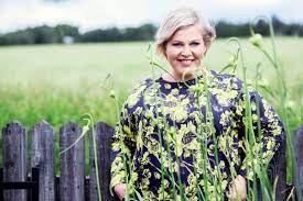 Annika virpi irene saarikko (born 10 november 1983 in oripää, finland) is a finnish politician and minister. Annika Saarikko Kertoo Avioerolapsuudestaan Maatilalla Joka On Nyt Hanen Toinen Kotinsa