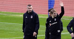 Beşiktaş kulübü de, resmi hesabından burak yılmaz için bir veda mesajı yayınladı. Burak Yilmaz Besiktas Ta Ilk Antrenmanina Cikti