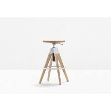 Vous cherchez un tabouret design pour équiper votre cuisine ou votre table haute ? Tabouret D Interieur En Bois Clair Design Arki Stool Par Pedrali