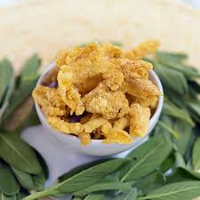 Siapkan mangkok lalu tambahkan bumbu, yakni 1 sdt minyak ayam dan ½ sdt kecap asin. Keripik Ceker Isi 2 Istyle