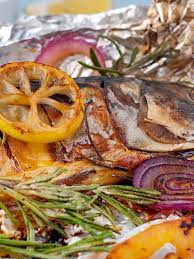 Riba pečena u pavlaci je dobro vruća, a možete ga poslužiti i kuhanom kuhanom krompirom ili pirinčem. Specijalitet Petka Riba U Pecnici