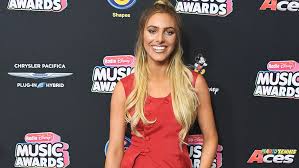 She uploads videos weekly, usually every monday. Lele Pons Talks Transition From Vine Star To Teen Choice Awards Co Host Hollywood Reporter