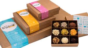 Caixas De Papel Kraft Finalizadas Com Uma Cinta E Papel Seda Com Imagens Embalagens Para Brigadeiro Gourmet Embalagem Para Brigadeiro Embalagens Para Doces