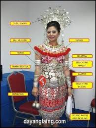 Perhiasan kepalanya ialah sipiah dari tiga warna hitam, merah dan putih berhias manik, labuci dan syiling perak. Sarawak Aritok Pakaian Tradisional Masyarakat Iban Facebook