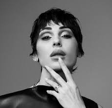 Anna Tatangelo torna col singolo "Mantra" e si mostra a 360 gradi