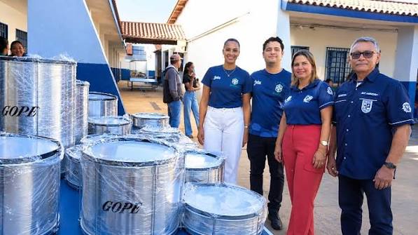 Grupo Juba doa instrumentos de percuss&atilde;o para projeto de Fanfarra da Escola Frei Ambr&oacute;sio | C&aacute;ceres Not&iacute;cias