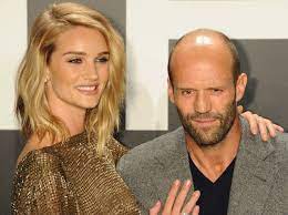 Jason statham was born in shirebrook, derbyshire, to eileen (yates), a dancer, and barry statham, a street merchant and lounge singer. Der Ideale Altersunterschied Fur Eine Lange Beziehung Freundin De Couple Photos Jason Statham Statham