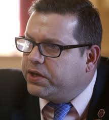 After passionate debate, Senate passes bill that lets parents object to  books