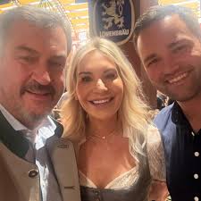 🫶🏼🐞Unternehmerin @karin.holler hat heute zum großen LADIES LUNCH zu  Gunsten der @kaeferstiftung von Clarissa und Michael Käfer geladen. Die  Clarissa & Michael @kaeferstiftung wurde anlässlich der Hochzeit 💍 von  Clarissa und Michael