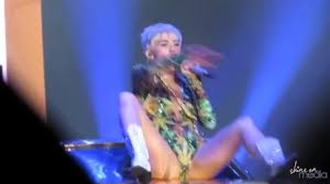 Miley Cyrus Fingers Herself On Stage (Miley Cyrus Masturbating) Miley Cyrus  Fingering Herself - Coub