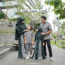 Untuk yang menginginkan gaya busana kembar dengan ayah ibu dan saudara, tentunya harus memilih model baju couple keluarga terbaru & kekinian. Terbaru Model Baju Lebaran 2021 Keluarga Update Terbaru