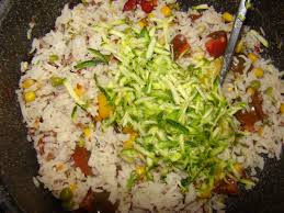 Per preparare l' insalata di riso basmati mettete sul fuoco una pentola con abbondante acqua salata, portate ad ebollizione e poi aggiungete il riso basmati che dovrete fare cuocere fino al tempo indicato sulla confezione. Insalata Di Riso Basmati E Rosso Lacuocaignorante