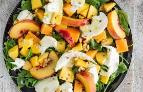 Ovviamente la mozzarella in carrozza! La Ricetta Dell Insalata Di Mozzarella Con Rucola E Frutta Ultime Notizie Flash